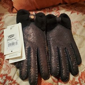 Never worn metallic Ugg  gloves 🧤